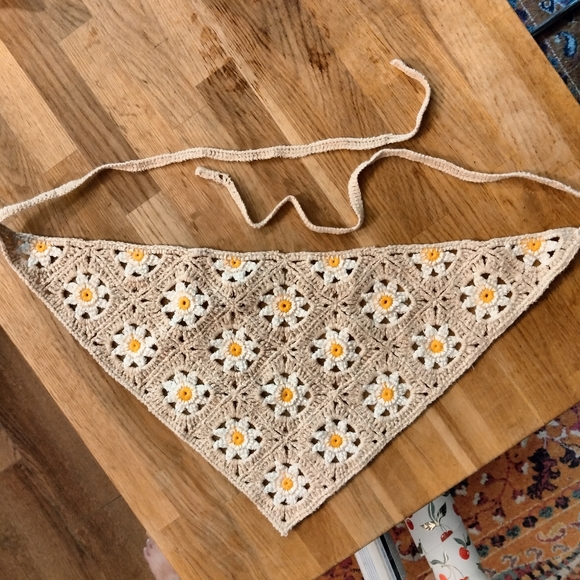 hand-knit crochet daisy flower head scarf - Picture 3 of 4